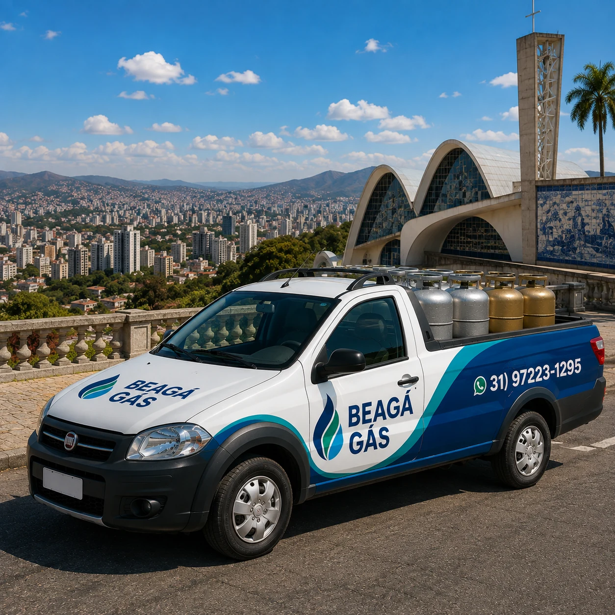 Caminhão BEAGÁ GÁS carregado de botijões com vista de Belo Horizonte ao fundo